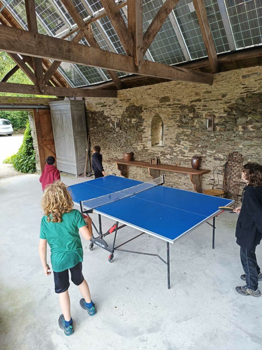 Préau au Manoir avec une table de Ping-Pong à disposition des invitées