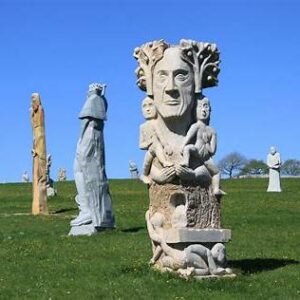 Statue de Saint Guénolé à la Vallée des Saints, représentant l’héritage spirituel breton.